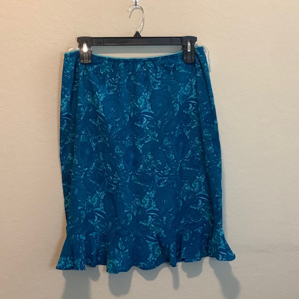 Venezia Jeans clothing co. Blue paisley skirt with ruffle. Size 18/20 box f-8